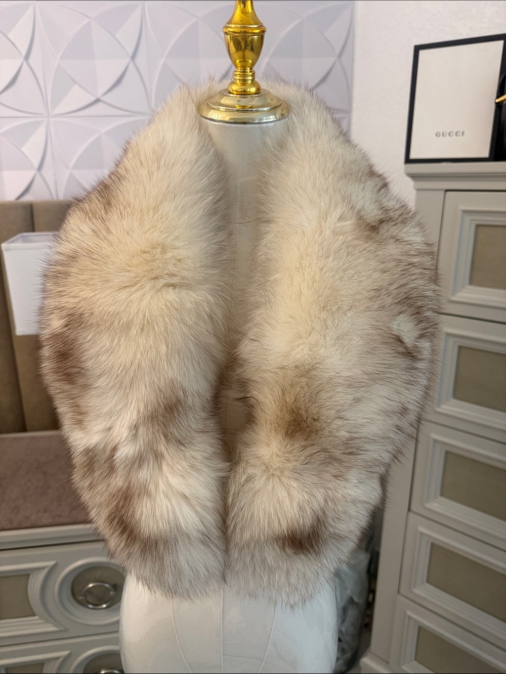 Saga fox fur collar
